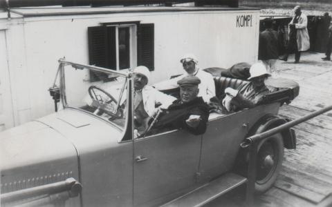 1930 - Hárs György a volánnál saját Steyr autójában