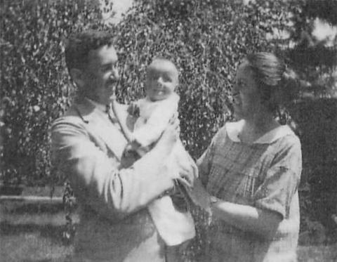 1926 - Hárs György és felesége József gyermekükkel